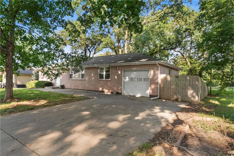 102 Highland Dr, Smithville, MO 64089