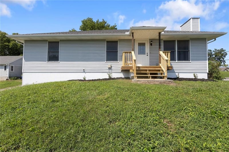 500 S Commercial Ave, Smithville, MO 64089