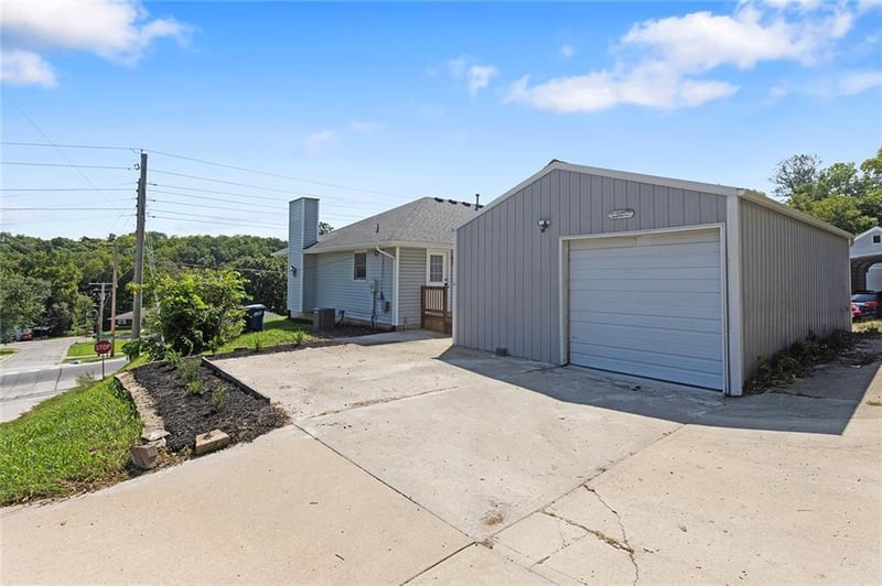 500 S Commercial Ave, Smithville, MO 64089