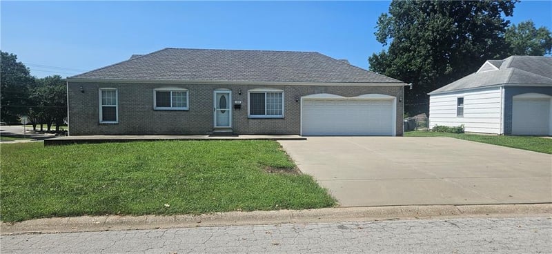 218 SW Opal Dr, Lee's Summit, MO 64081