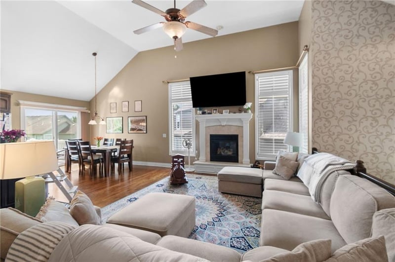 405 SW Gentry Ln, Lee's Summit, MO 64081
