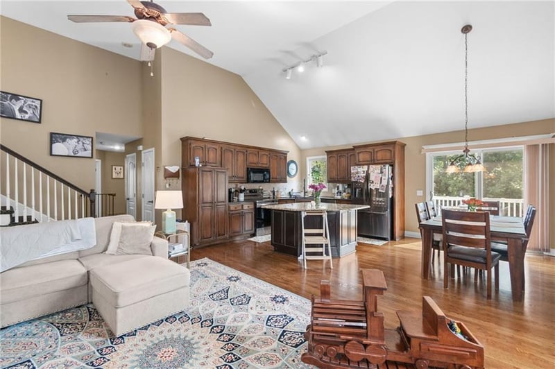 405 SW Gentry Ln, Lee's Summit, MO 64081