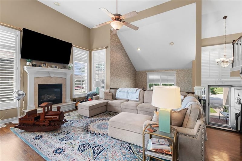 405 SW Gentry Ln, Lee's Summit, MO 64081