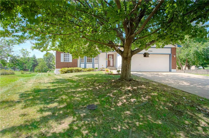 1704 Wildhorse Ct, Raymore, MO 64083