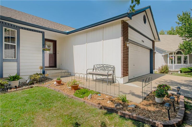 1704 Wildhorse Ct, Raymore, MO 64083