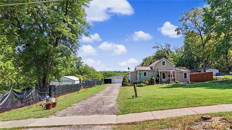 528 Whitfield St, Lecompton, KS 66050