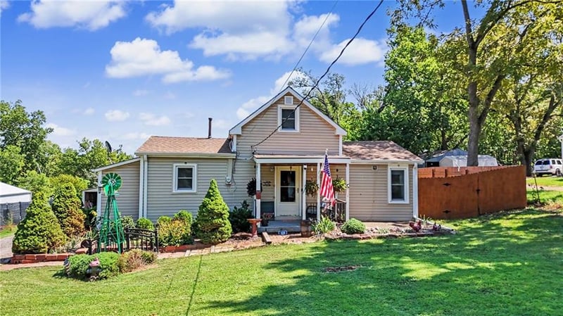 528 Whitfield St, Lecompton, KS 66050