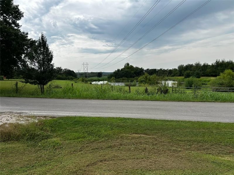13744 Archer Rd, Bonner Springs, KS 66012