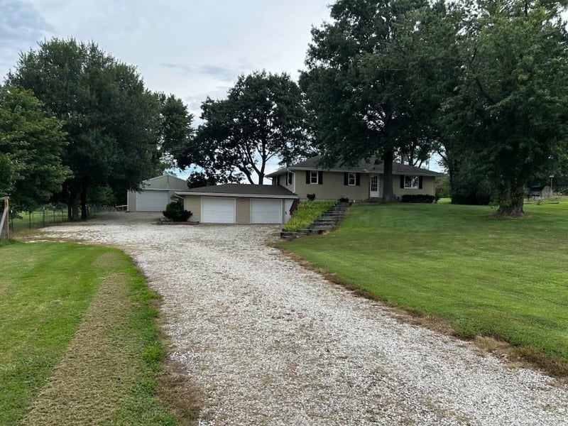 13744 Archer Rd, Bonner Springs, KS 66012