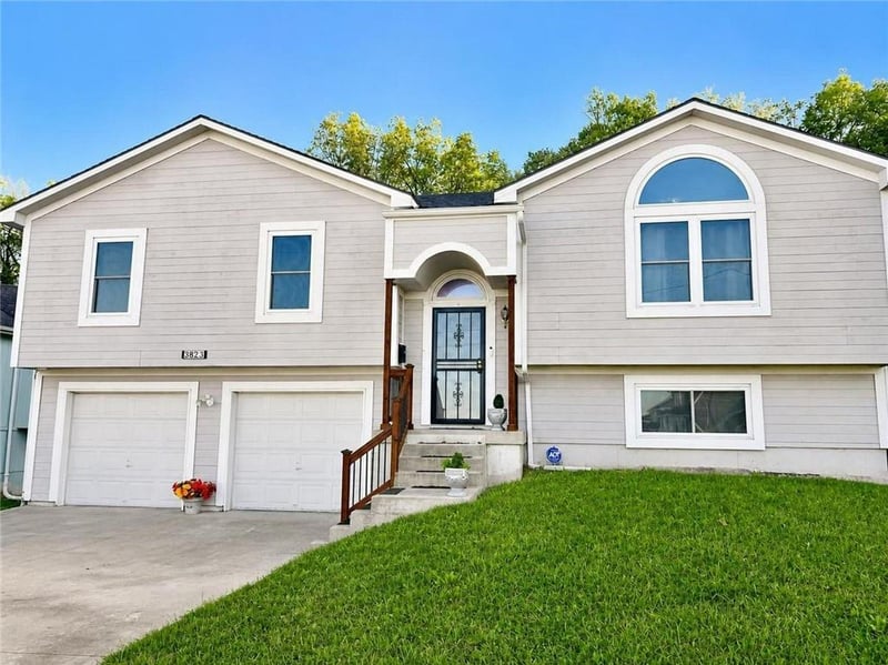 3823 E 53rd St, Kansas City, MO 64130