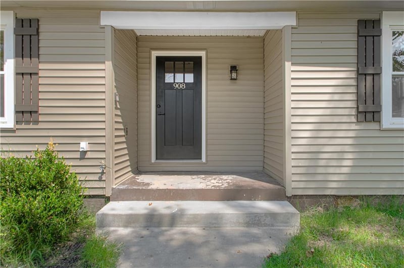 908 NE 44th St, Kansas City, MO 64116