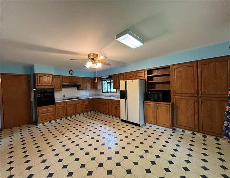 1609 Green Valley Rd, St Joseph, MO 64505