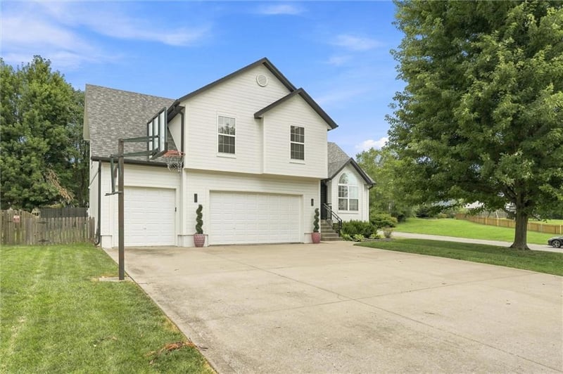 2305 SW Pheasant Trl, Lee's Summit, MO 64082