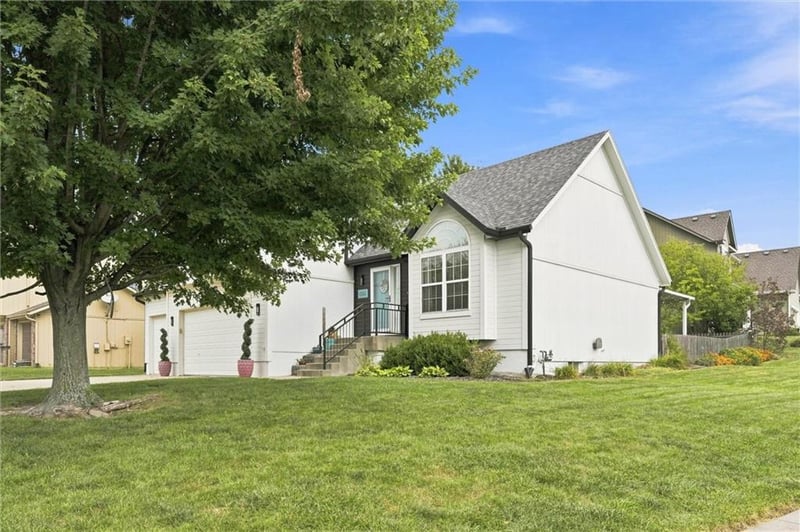 2305 SW Pheasant Trl, Lee's Summit, MO 64082