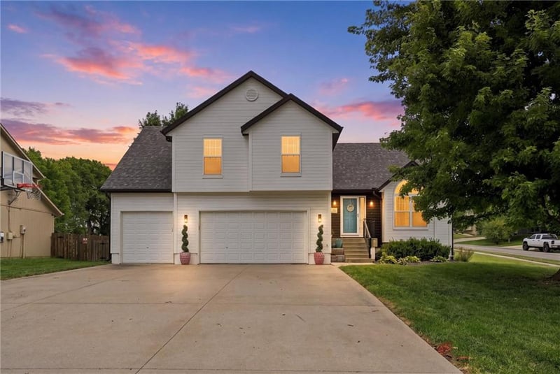 2305 SW Pheasant Trl, Lee's Summit, MO 64082