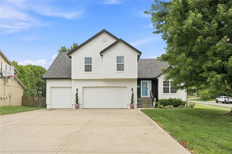 2305 SW Pheasant Trl, Lee's Summit, MO 64082