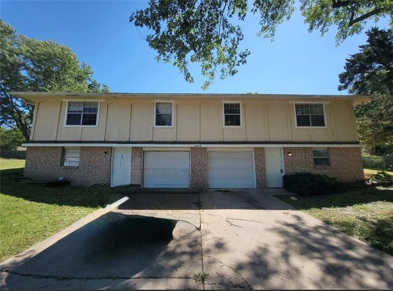 205 NE Westwind Dr, Lee's Summit, MO 64086
