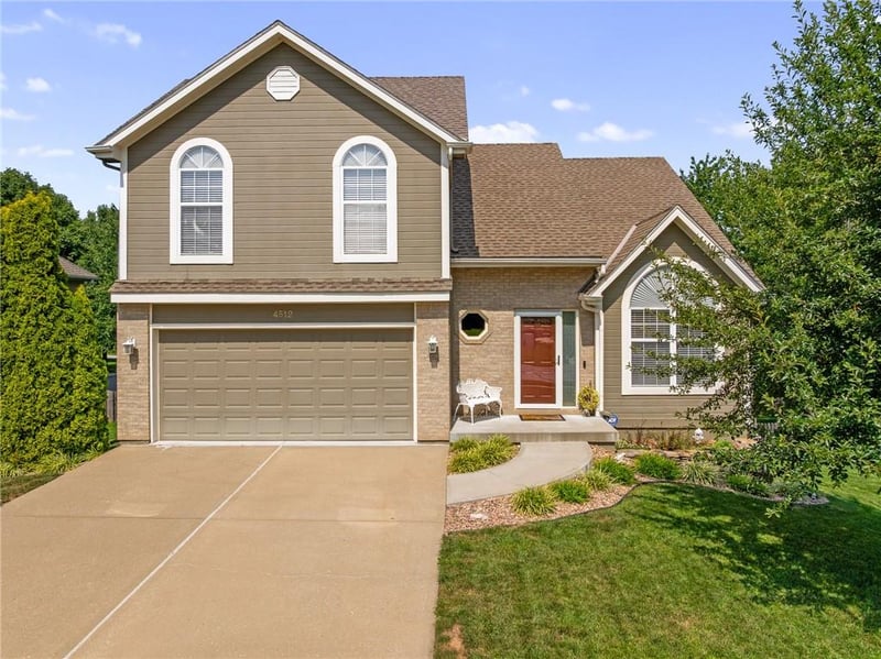 4512 Ne Webster Dr, Lee's Summit, MO 64064