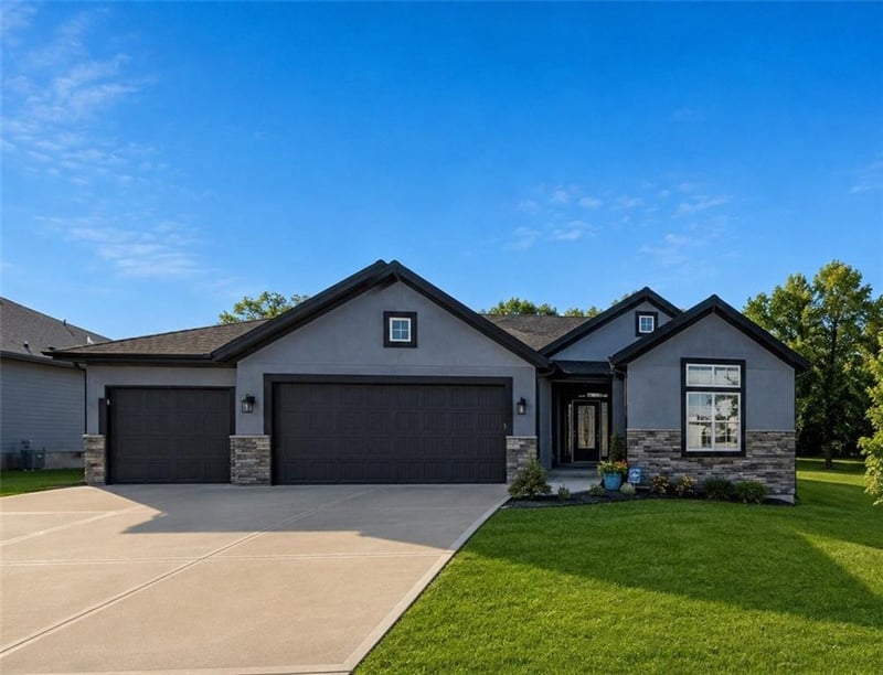 2003 Creek View Ln, Raymore, MO 64083