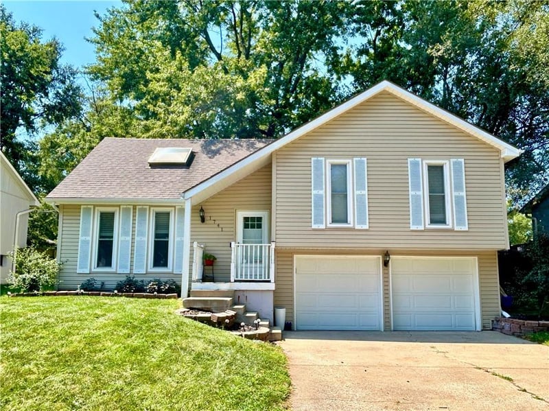 1741 W Normandy Dr, Olathe, KS 66061