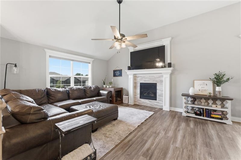 22907 S Ridgeview Dr, Peculiar, MO 64078
