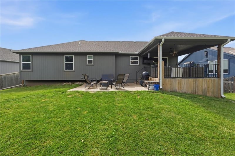 22907 S Ridgeview Dr, Peculiar, MO 64078