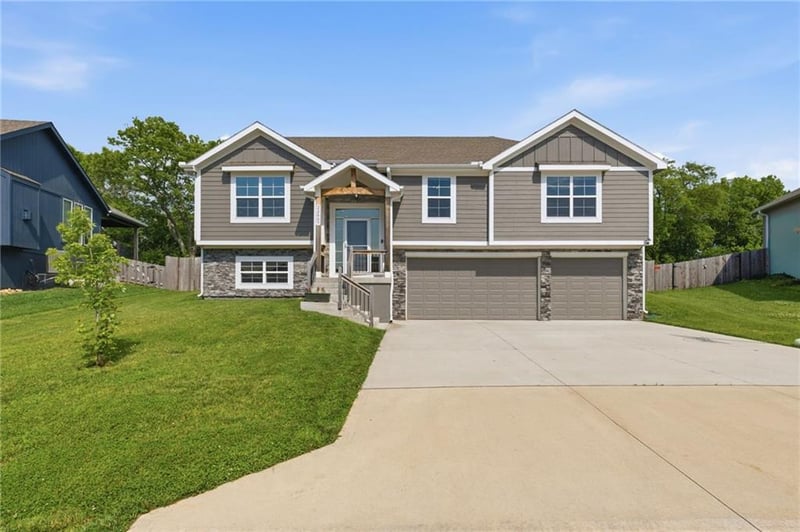 22907 S Ridgeview Dr, Peculiar, MO 64078