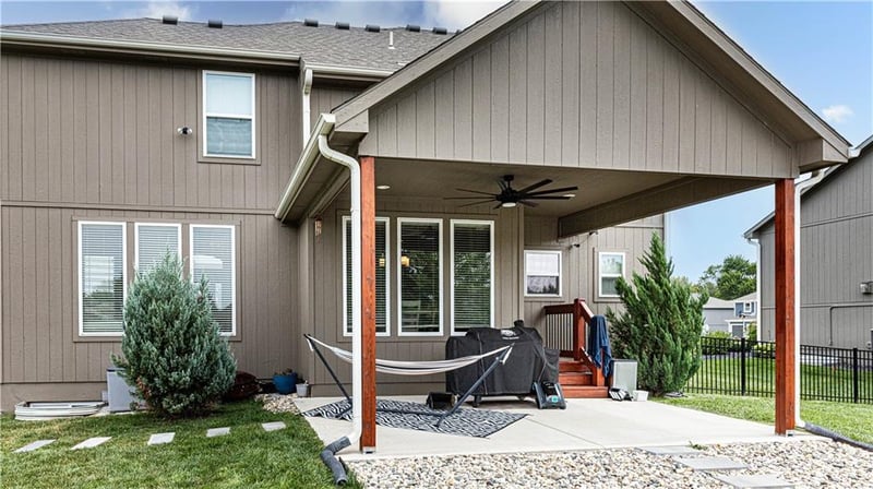 814 S Sunset Ln, Raymore, MO 64083