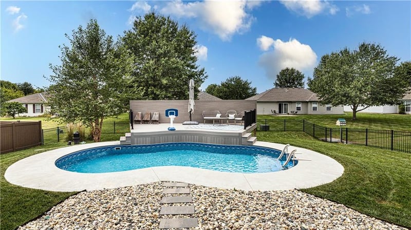 814 S Sunset Ln, Raymore, MO 64083