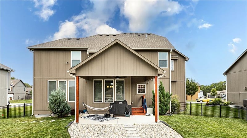 814 S Sunset Ln, Raymore, MO 64083