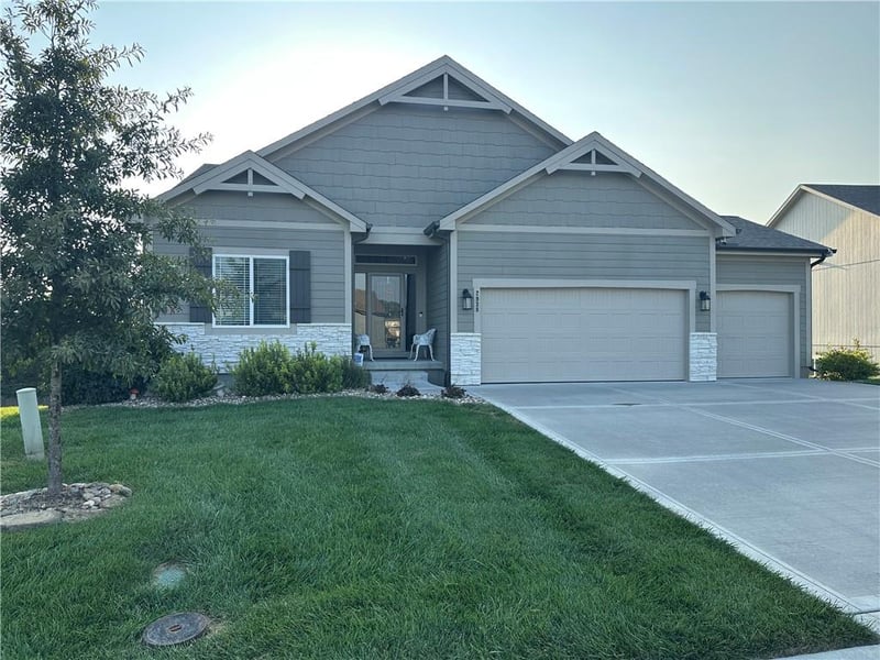 2938 SW Arboridge Dr, Lee's Summit, MO 64082