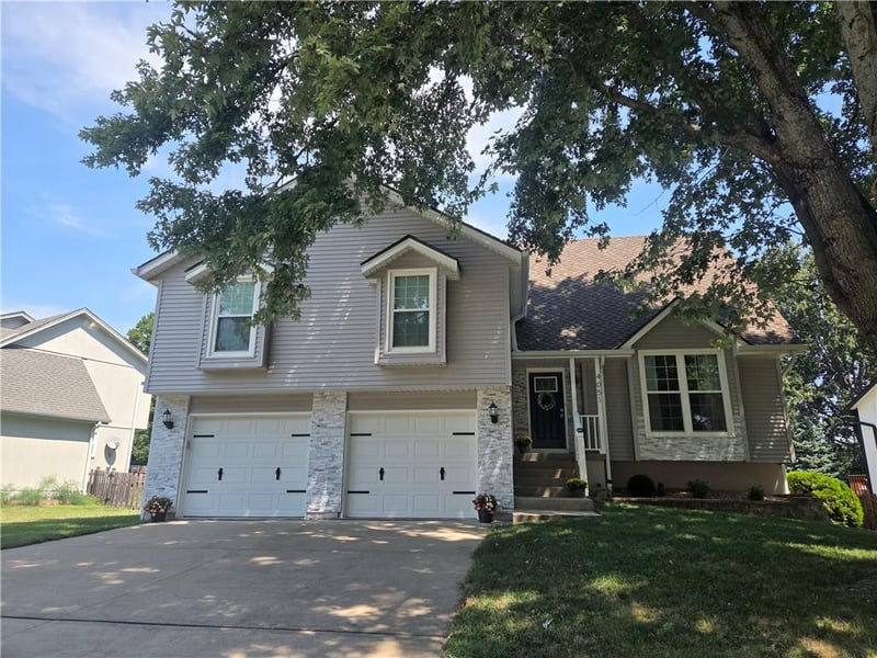 4051 SW Clipper Ln, Lee's Summit, MO 64082