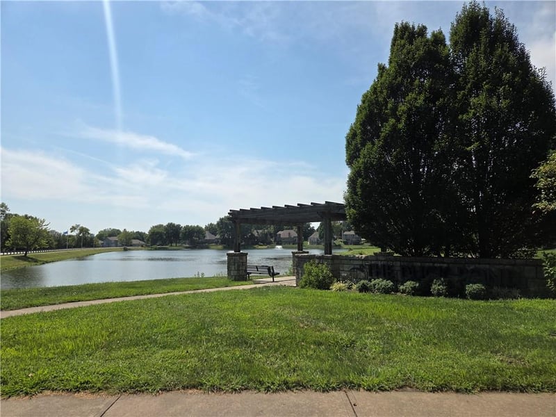 4051 SW Clipper Ln, Lee's Summit, MO 64082