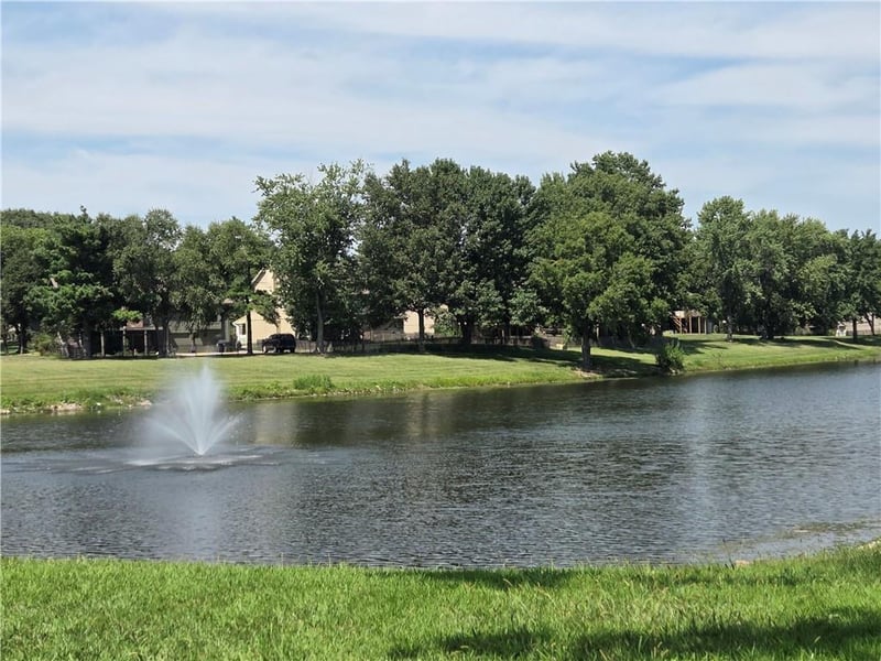 4051 SW Clipper Ln, Lee's Summit, MO 64082