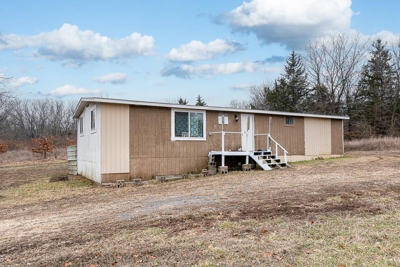 9445 Village Ln, Ozawkie, KS 66070