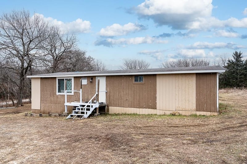 9445 Village Ln, Ozawkie, KS 66070