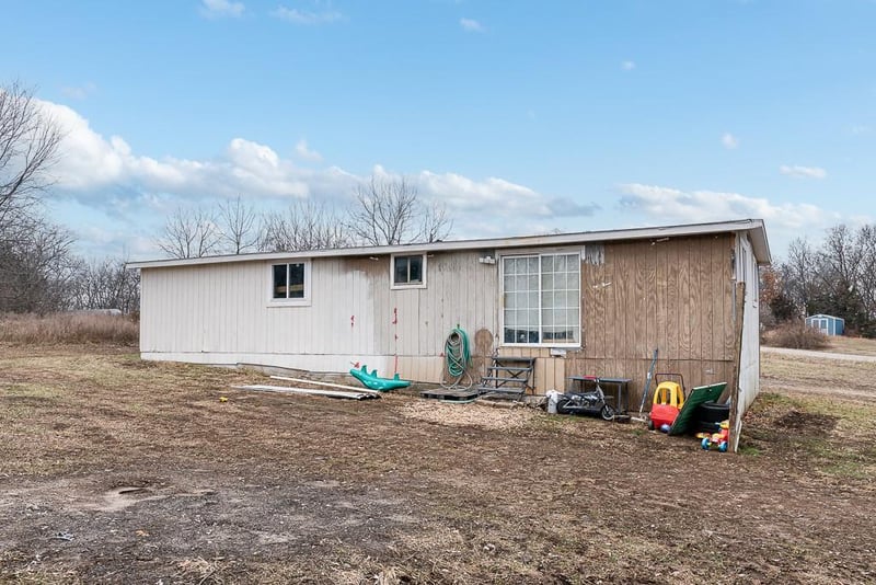 9445 Village Ln, Ozawkie, KS 66070
