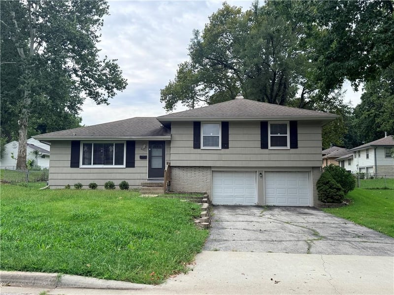 8611 E 85th St, Raytown, MO 64138