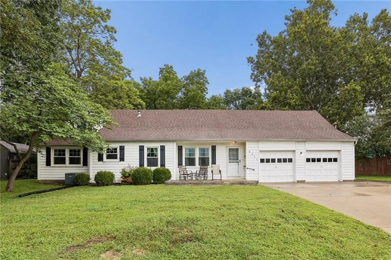 8236 Santa Fe Dr, Overland Park, KS 66204