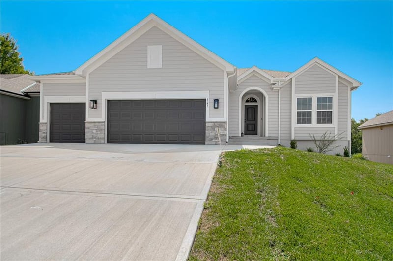1111 Oak Ridge St, Kearney, MO 64060