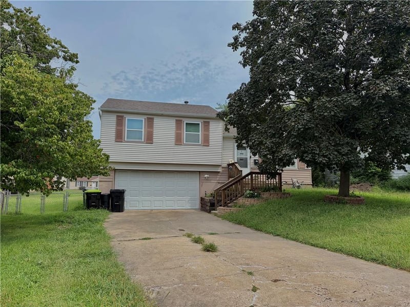 16108 E 32nd St S, Independence, MO 64055