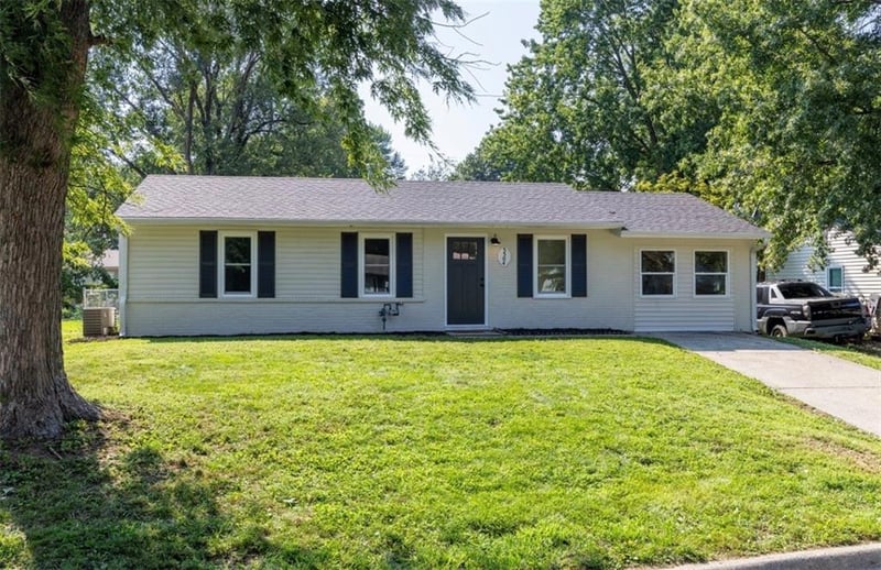 3304 Chippewa Ln, St Joseph, MO 64503