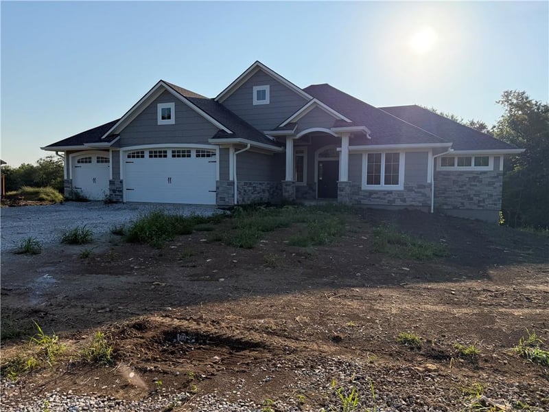 12215 S Eagle Crest Dr, Lee's Summit, MO 64086
