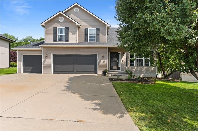 8715 N Robinhood Ave, Kansas City, MO 64154