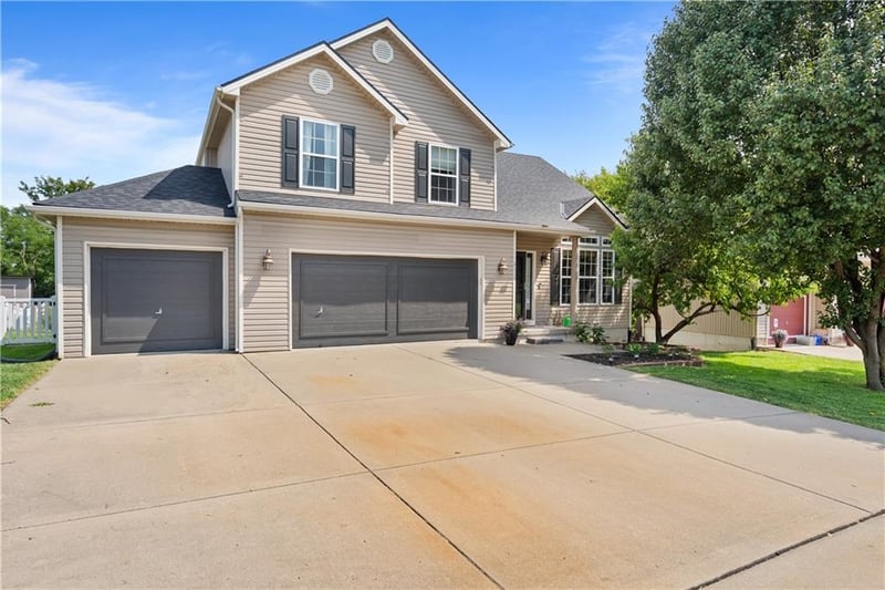 8715 N Robinhood Ave, Kansas City, MO 64154
