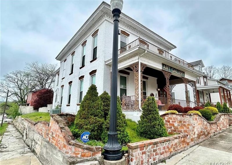 202 N 3rd St, Louisiana, MO 63353