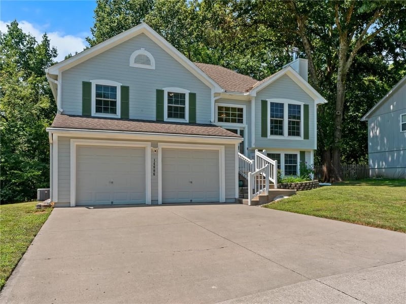 14606 St Andrews Dr, Grandview, MO 64030