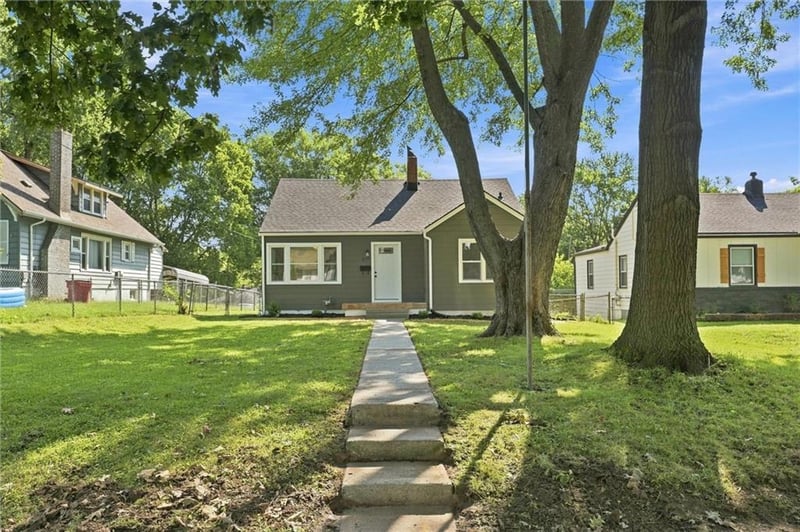 1355 S Pearl St, Independence, MO 64055