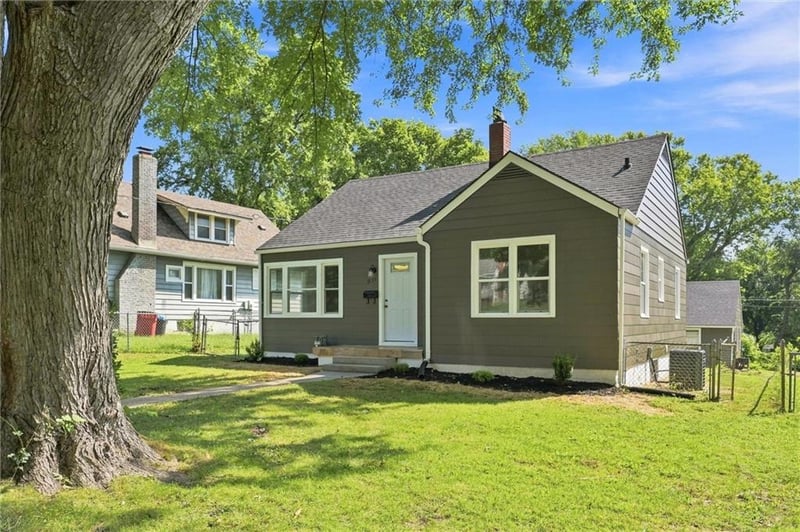 1355 S Pearl St, Independence, MO 64055