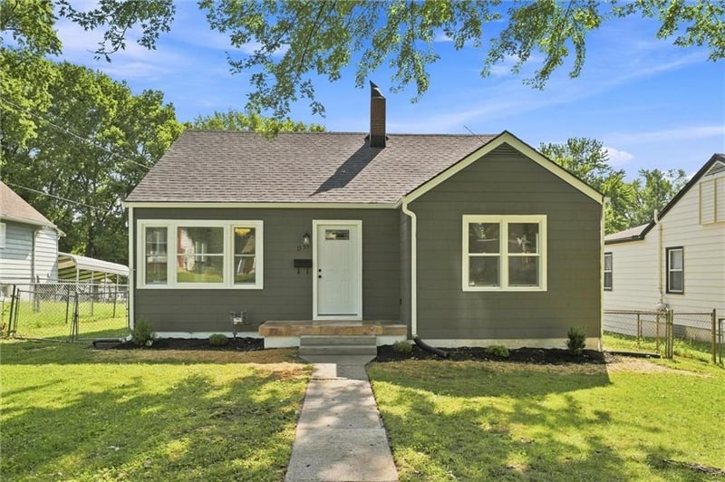 1355 S Pearl St, Independence, MO 64055